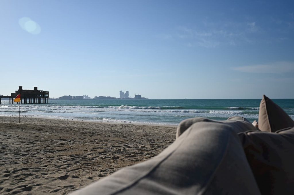 atlantis-gulf-persian-beach-lounge-shimmers