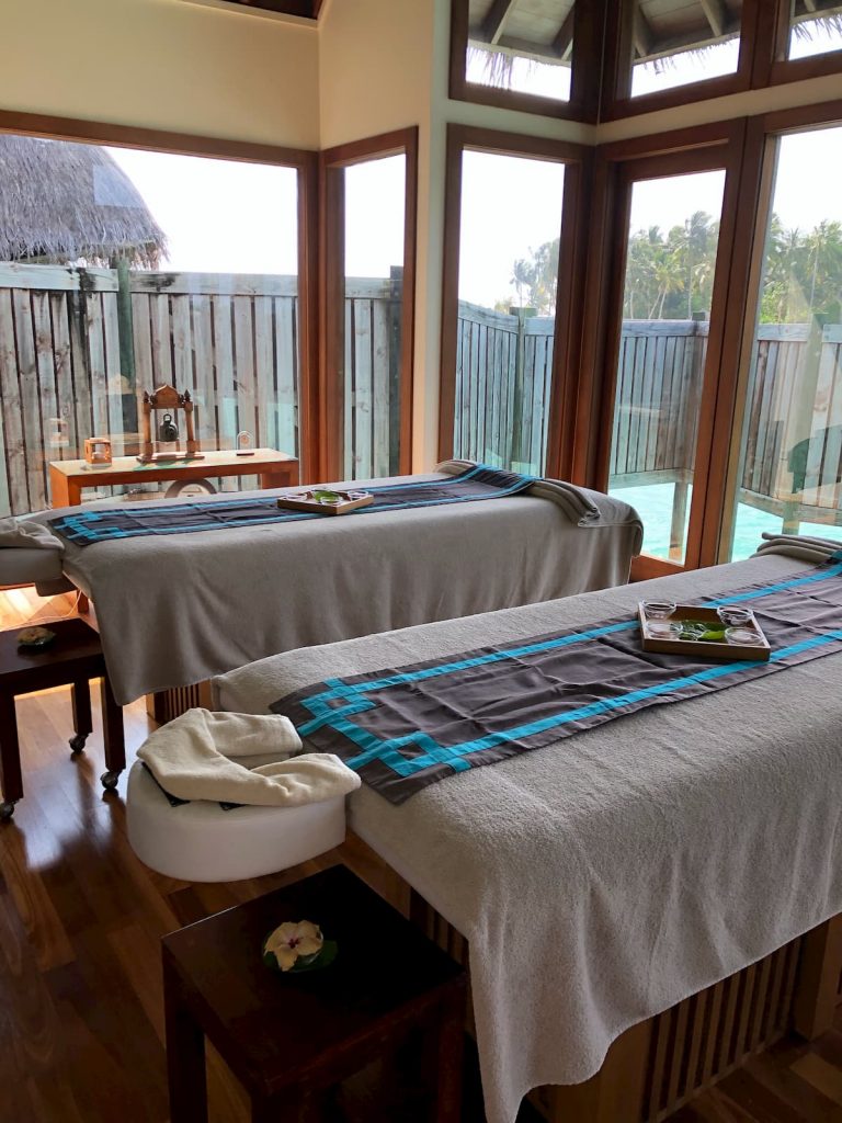 spa-maldives-massage-beds-rooms