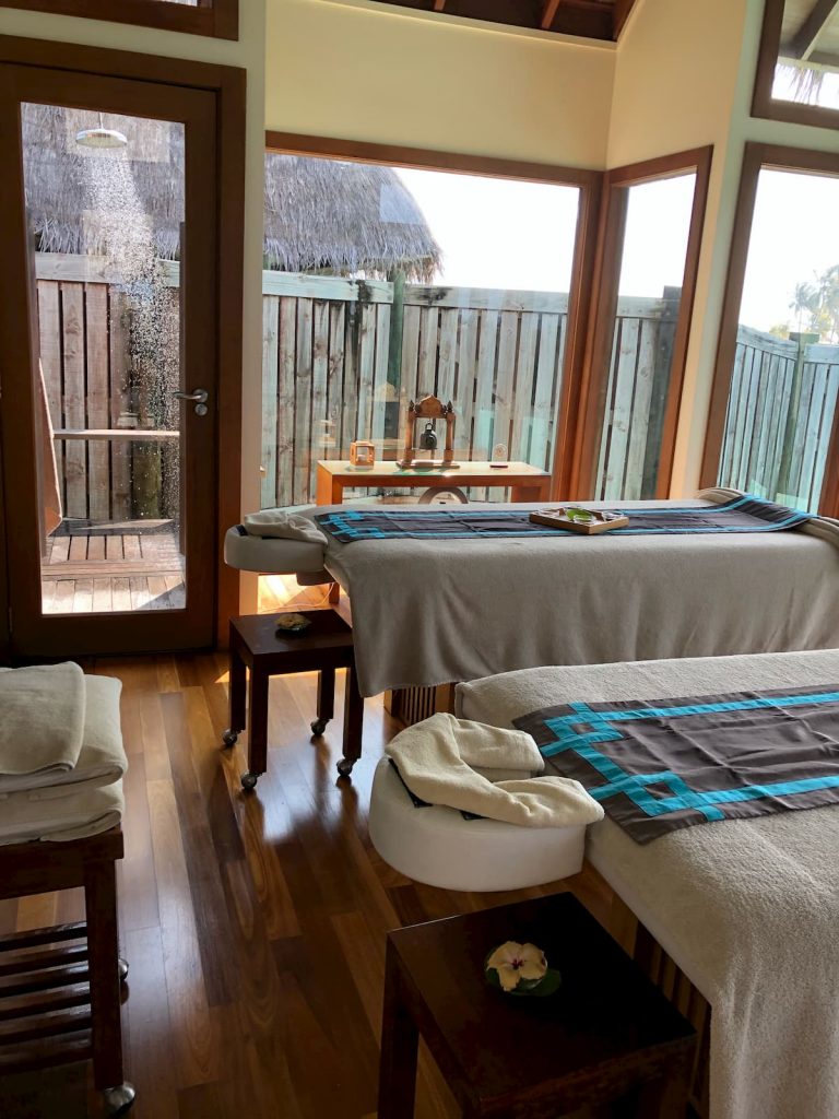 spa-maldives-outside-shower-massage-room-beds