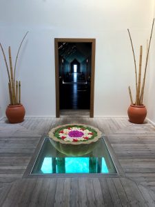 spa-maldives-hallway-fountain-flowers-floor-window-ocean